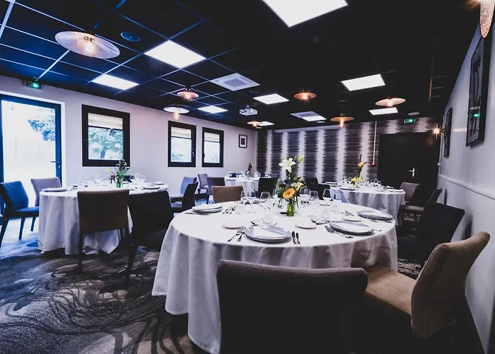 Mercure Palais Des Sports מלון