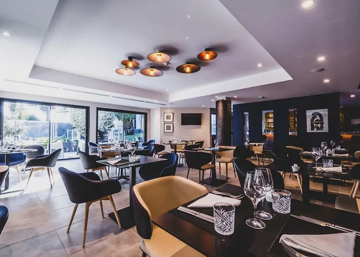 מלון Mercure Palais Des Sports 4*