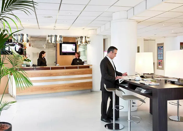 Mercure Palais Des Sports מלון